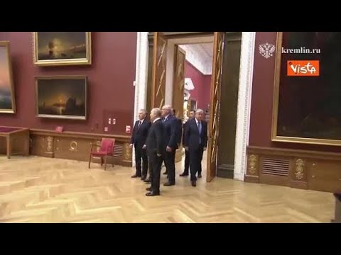 Putin riceve Lukashenko al museo di San Pietroburgo