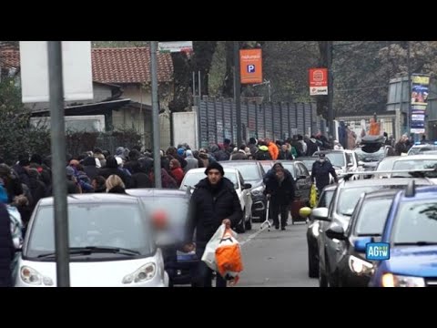 Migliaia in fila da ‘Pane quotidiano’: «Fino a 4.000 persone ogni giorno. Tante le famiglie che…