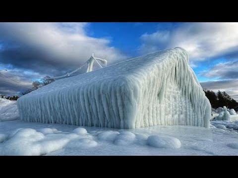 Il ghiaccio avvolge completamente un negozio: le immagini spettacolari del grande freddo in…