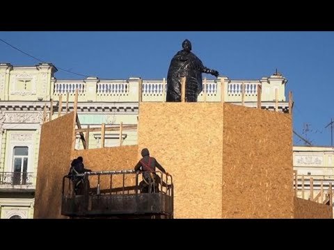 Ucraina, a Odessa rimossa la statua di Caterina II