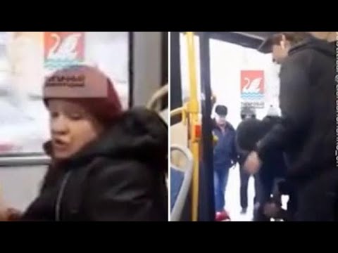 Russia, donna critica la guerra in Ucraina: insultata e trascinata fuori dal bus