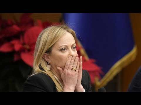 Un bicchiere d’acqua per Meloni che tossisce durante la conferenza stampa: «Ce la farò»