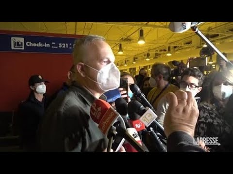 Atterra a Fiumicino il primo volo dalla Cina, i passeggeri: «La situazione là è peggio del 2020»