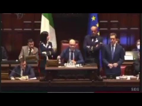 «Animale, stai seduto…»: bagarre alla Camera tra insulti e dito medio