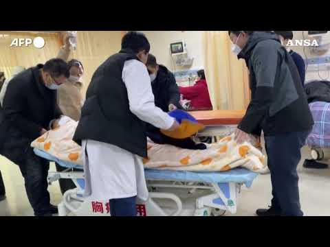 Covid: Cina, pazienti al pronto soccorso di Tangshan