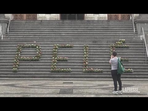 Brasile, gli abitanti di Santos ricordano Pelé: in tanti in visita a statua e museo