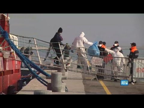 Ravenna, lo sbarco dei migranti dalla nave Ocean Viking