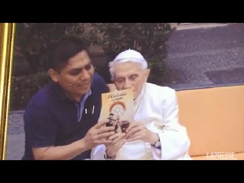 Viaggio nei luoghi di Papa Ratzinger: la sarta, l’ottico, il ristoratore