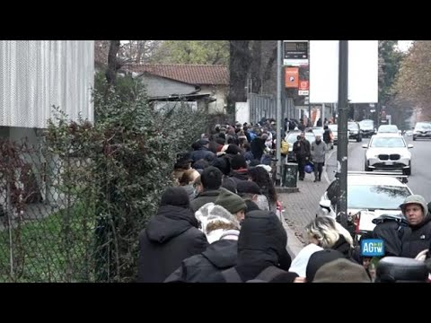 Milano, migliaia di persone in coda anche l’ultimo giorno dell’anno per un pasto caldo