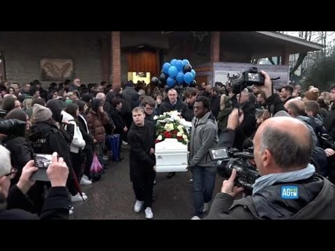 Perugia, l’uscita del feretro di uno dei quattro giovani morti nell’incidente di San Giustino