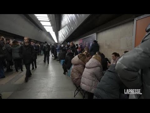Allarmi aerei in Ucraina, a Kiev ci si rifugia nella metro