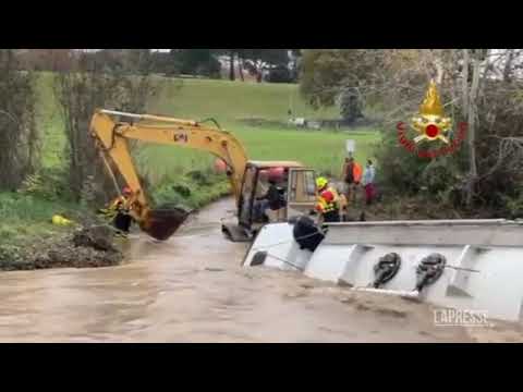 Grosseto, autocisterna travolta da piena del torrente