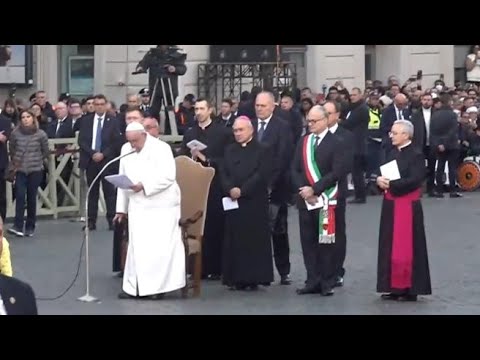 Il Papa si commuove mentre prega davanti alla statua della Madonna: «Avrei voluto portarti il…
