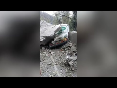 Imponente frana sulla Lecco-Ballabio, colpita un’auto e bloccata una galleria. Non ci sono feriti