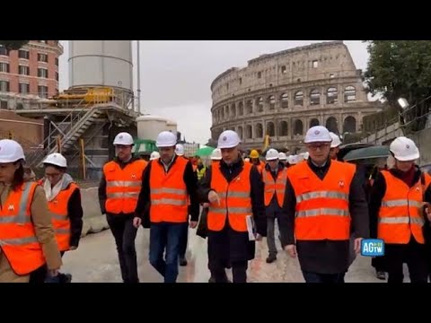 Roma, Salvini e Gualtieri visitano il cantiere della Metro C al Colosseo: «Sarà museo a cielo…