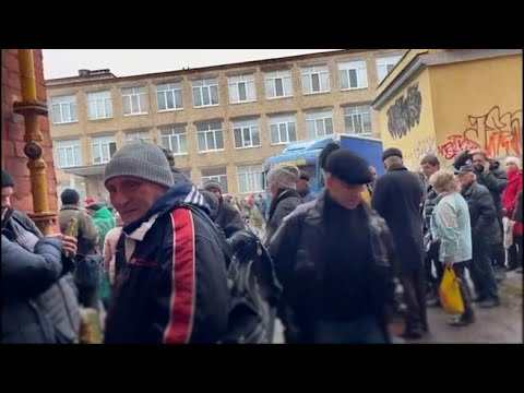 Bombe russe su Kherson, colpito l’ospedale. La gente in coda per un pasto caldo