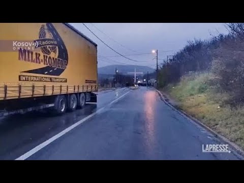 Kosovo, notte di violenza: serbi bloccano le strade