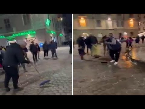 Tifosi marocchini puliscono con scopa e paletta dopo i festeggiamenti