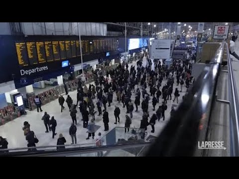 Regno Unito, disagi per lo sciopero dei ferrovieri