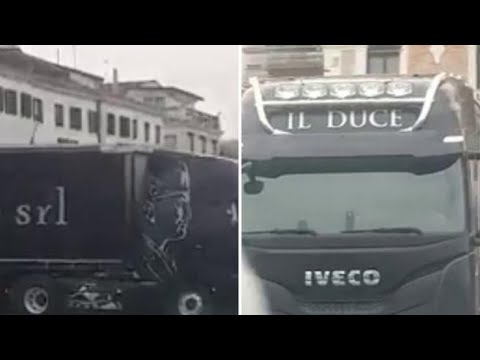 Sul Canal Grande a Venezia, un tir con l’effigie di Mussolini e la scritta «Il Duce»