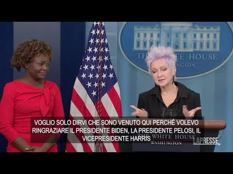 Cindy Lauper ospite a sorpresa alla Casa Bianca per la firma sulla legge dei matrimoni gay