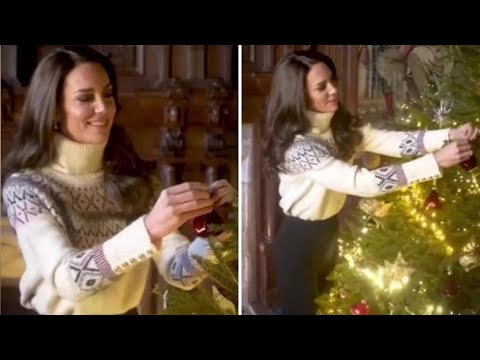 Kate Middleton aggiusta gli addobbi prima del tradizionale concerto di Natale