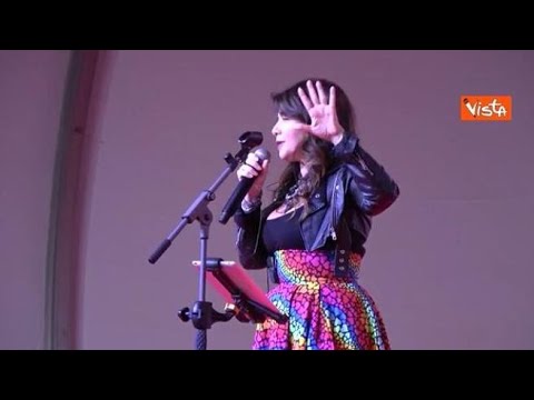Cristina D’Avena canta sul palco della Festa di FdI e fa ballare tutta la sala