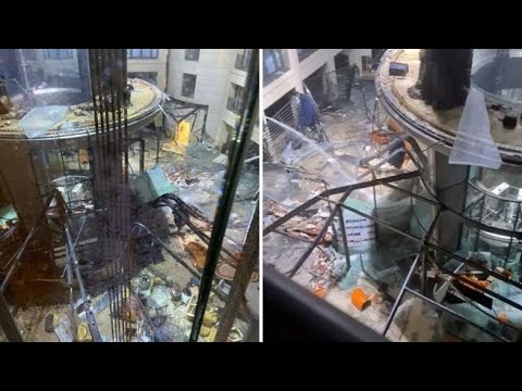Vetri a terra, acqua ovunque: così la hall dell’hotel di Berlino dopo l’esplosione dell’AquaDom