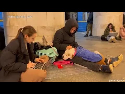 Ucraina, Kiev sotto attacco: cittadini rifugiati in metro
