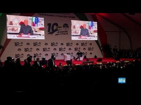 Festa Fdi, l’intervento di Berlusconi è troppo lungo e dalla sala i militanti rumoreggiano