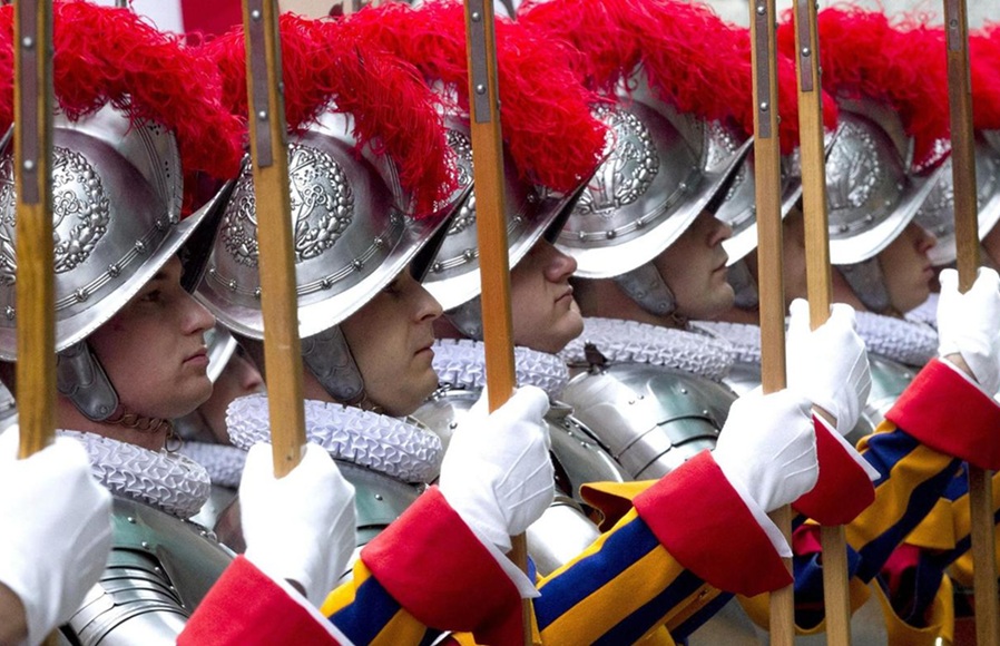 Le Guardie Svizzere in Vaticano – La Rivoluzione Russa del 1905 – L’aggressivo lancio del Mac