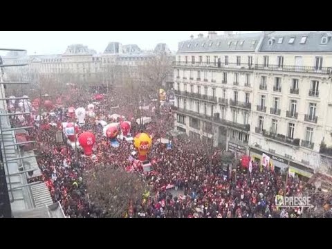 Migliaia manifestano in Francia contro la riforma delle pensioni: a Parigi un fiume invade place…