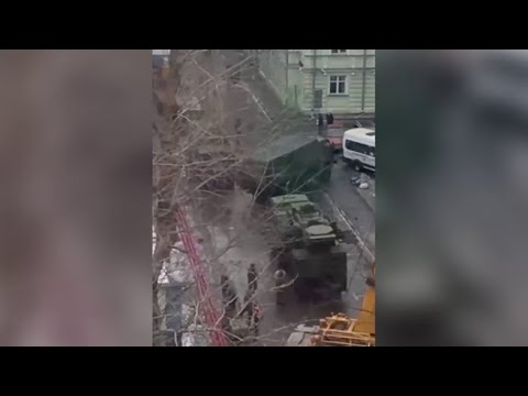 Mosca rinforza i sistemi anti-aerei, il video delle operazioni per posizionarli sui tetti degli…