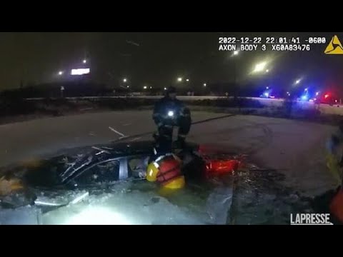 L’auto finisce in uno stagno ghiacciato, una donna salvata dopo essere rimasta intrappolata a…