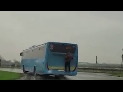 Viaggia aggrappato al bus, giovane rischia la vita per non pagare il biglietto