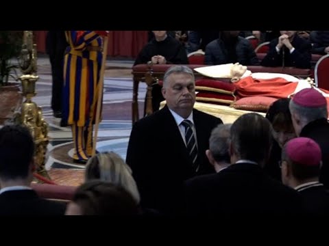Benedetto XVI, Viktor Orbán a San Pietro prega davanti alla salma del Papa Emerito