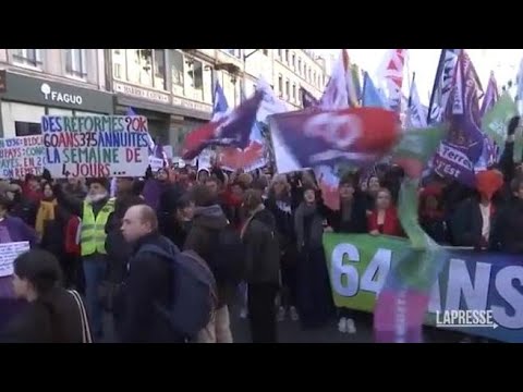 Parigi, manifestazione contro la riforma delle pensioni: in piazza 150mila persone