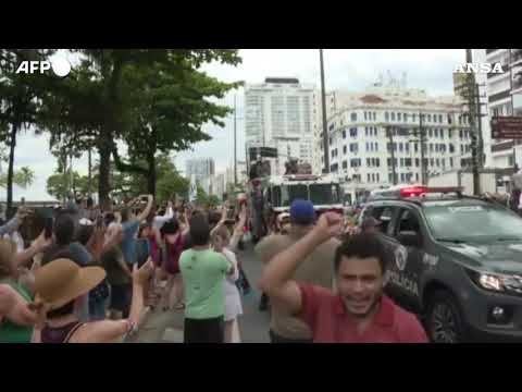 Pele’, il corteo funebre per le strade di Santos: in strada decine di migliaia di tifosi