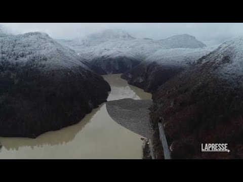 Bosnia, il fiume Drina invaso dai rifiuti