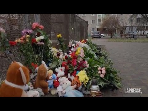 Fiori e peluche sul luogo dell’incidente dell’elicottero vicino all’asilo