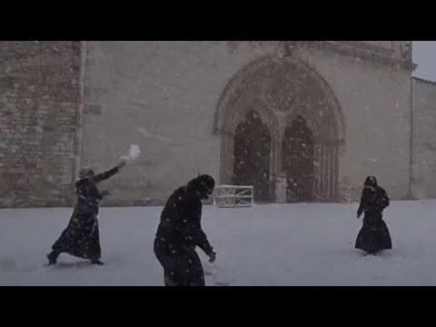 Assisi, i frati della Basilica di San Francesco giocano a palle di neve