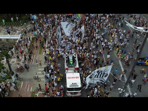 Pelé, feretro in corteo per le strade di Santos. Cerimonia privata al cimitero