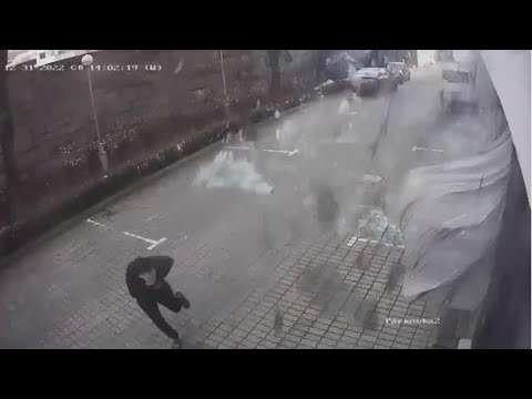 Kiev, le telecamere di sorveglianza riprendono il momento in cui il missile sventra il palazzo…