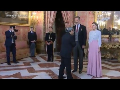 L’ambasciatore iraniano non stringe la mano alla regina Letizia: il gesto scatena polemiche sui…