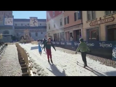 Neve posata in centro a Trento: la pista per l’inaugurazione della Marcialonga che fa discutere