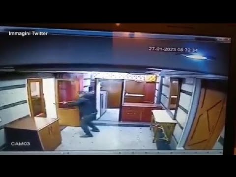 Iran, uomo armato contro l’ambasciata dell’Azerbaigian: il video dell’assalto