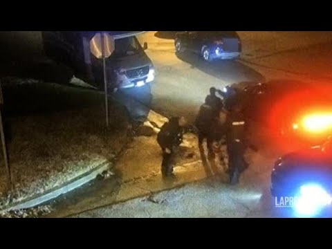 Usa, il video dell’arresto di Tyre Nichols: 5 poliziotti lo picchiano brutalmente