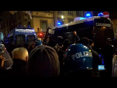 Roma, tensioni al corteo anarchico per Alfredo Cospito: ferito un poliziotto