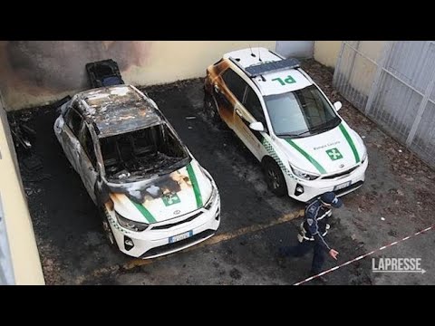 Milano, due molotov contro auto della polizia locale: il video