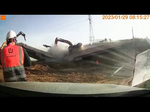 Crolla il ponte in demolizione in Israele: il momento in cui i bulldozer rompono il cemento e il…